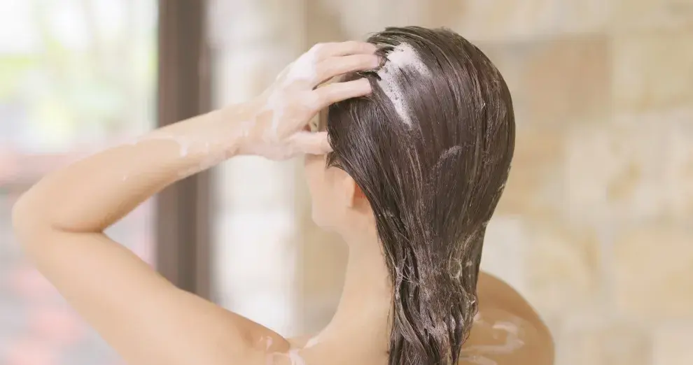 Además, incorporar una mascarilla nutritiva una o dos veces por semana, ayuda a mantener el brillo y evitar el resecamiento típico del invierno.