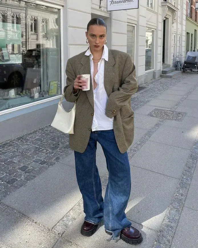 Camisa blanca: el básico del armario que es perfecto para los looks de media estación