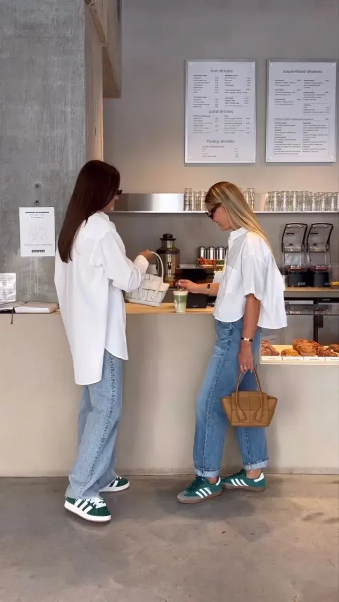 Camisa blanca: el básico del armario que es perfecto para los looks de media estación