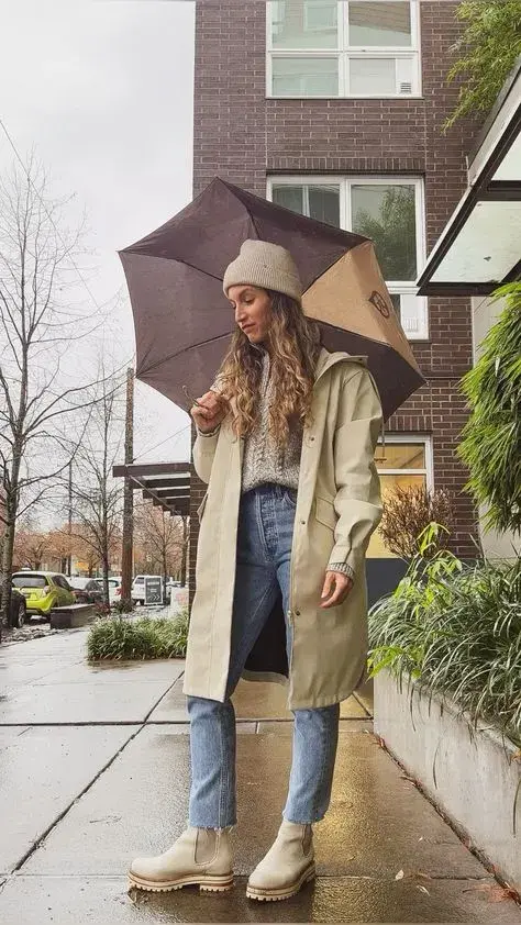 Con jeans y botas de lluvia, es un look perfecto para el fin de semana.