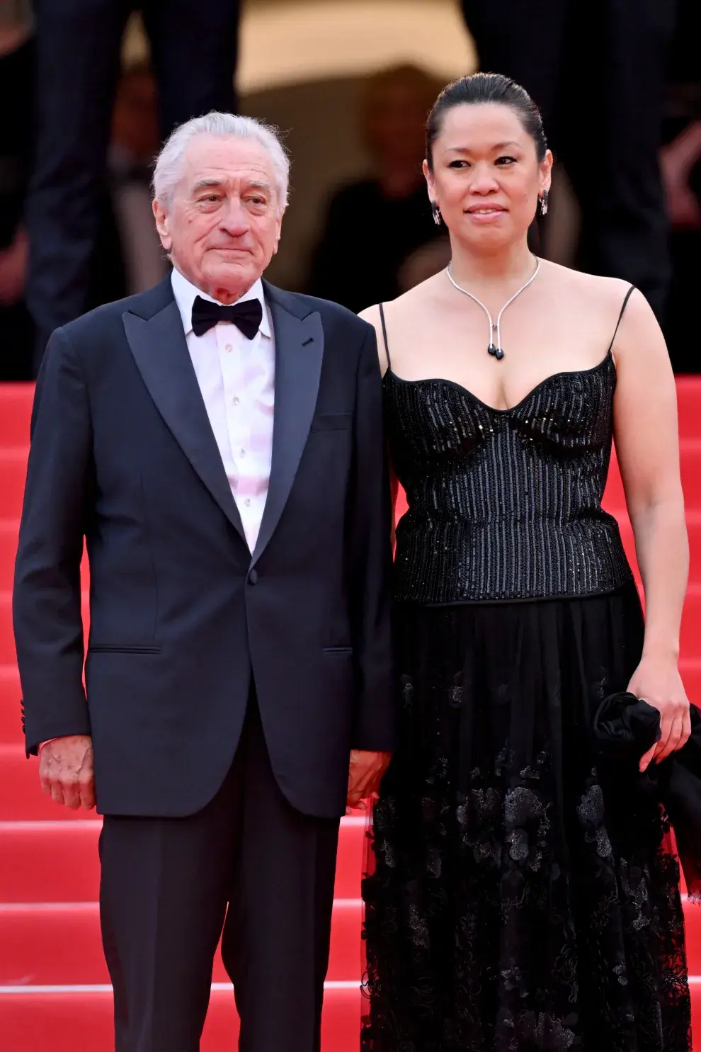 Robert De Niro recibió la Palma de Oro de Honor, acompañado de Tiffany Chen