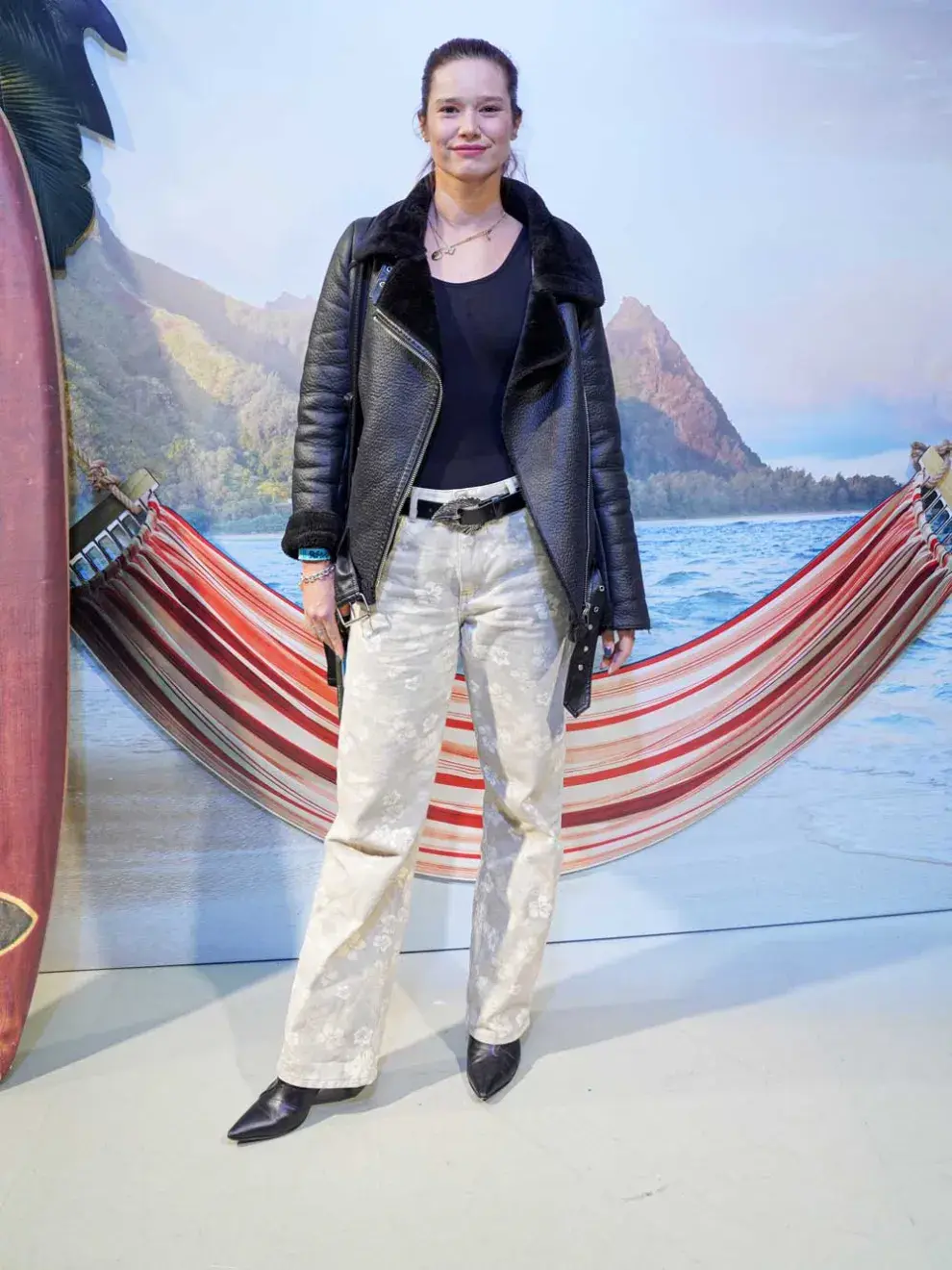 Manu Viale apostó por un outfit alto invierno: campera de cuero con abrigo y jean oversize