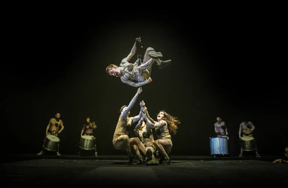 En escena hay doce artistas -que actúan, bailan y vuelan- y cinco músicos.