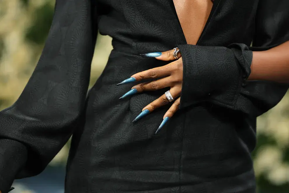 Ayra Starr lució unas uñas en degradé en color azul y negro que le dieron un toque único a su look.