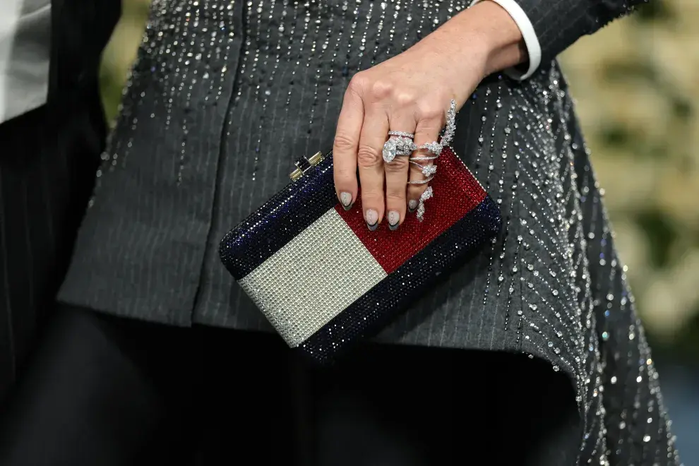Dee Ocleppo Hilfiger lució unas francesitas doble. Un diseño muy original.
