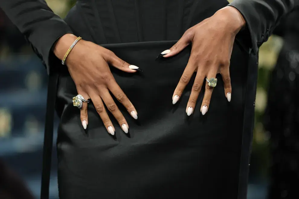 Angel Reese se sumó a esta tendencia y le agregó algunos detalles en color negro.