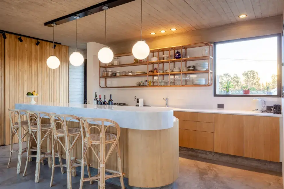 El estudio Leone Loray puso su impronta tanto en ese mueble como en el vajillero colgante, que tienen bordes curvos.