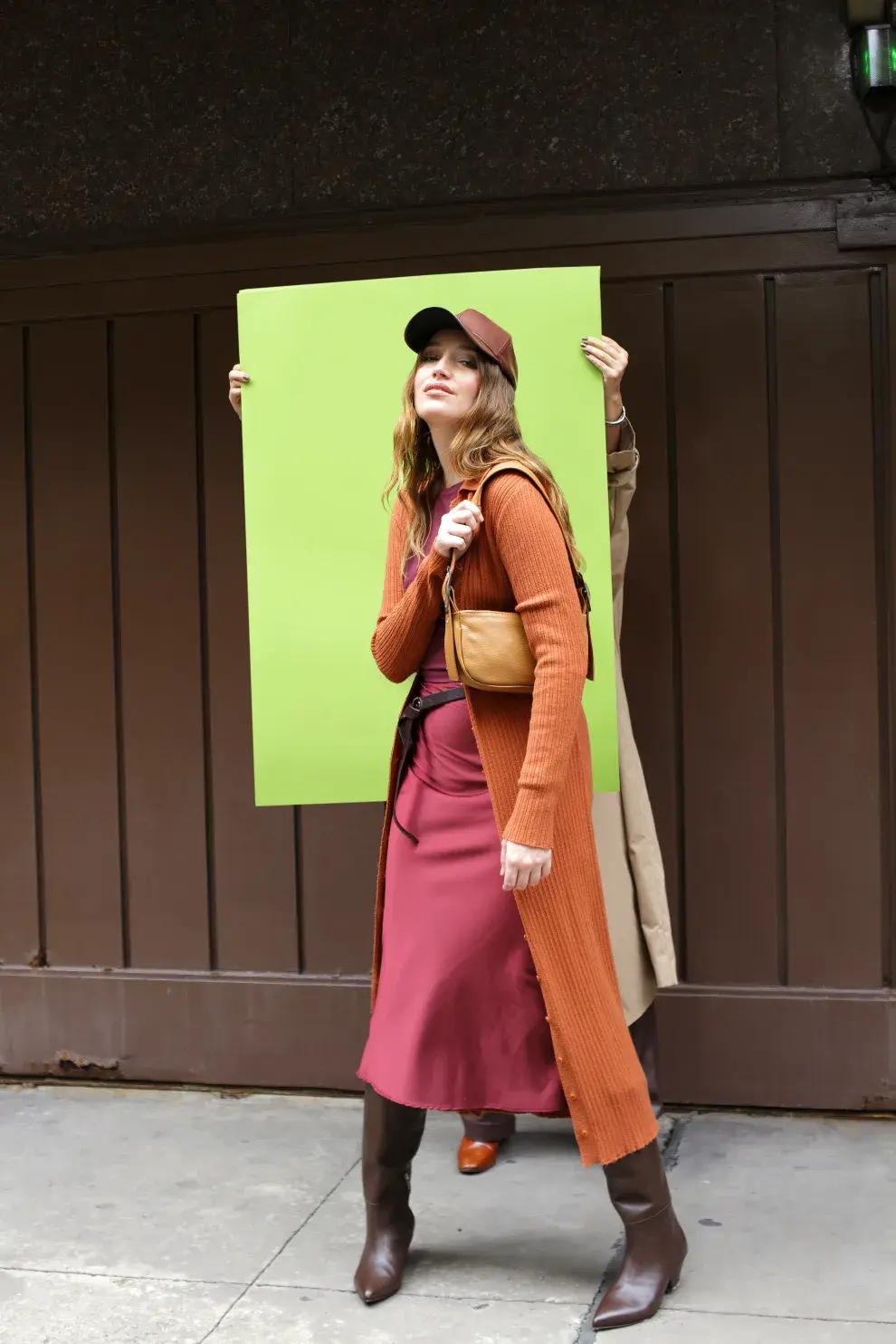 SACO ABOTONADO DE LANA Y CAMISETA DE MANGAS LARGAS (GUSMAN, $220.000 Y $69.000), FALDA MIDI (AWADA, $150.000), BOTAS ALTAS Y CINTURÓN (TOVAL, $510.000 Y $285.000), CARTERA (DE LA GUARDIA, $120.000), CAP DE ECOCUERO SECOND HAND (JALEO, $40.000).