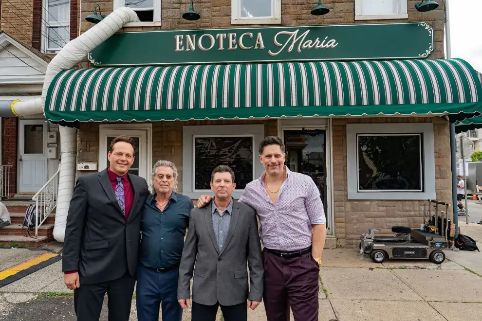 Vince Vaughn y el verdadero Joe Scaravella, junto a Bruno Tropeano y el actor que lo interpreta en la película, Joe Manganiello. Todos frente a Enoteca Maria.