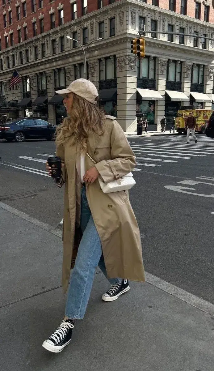 Un verdadero fondo de placard con aires parisinos que te va a salvar más de un día de lluvia.