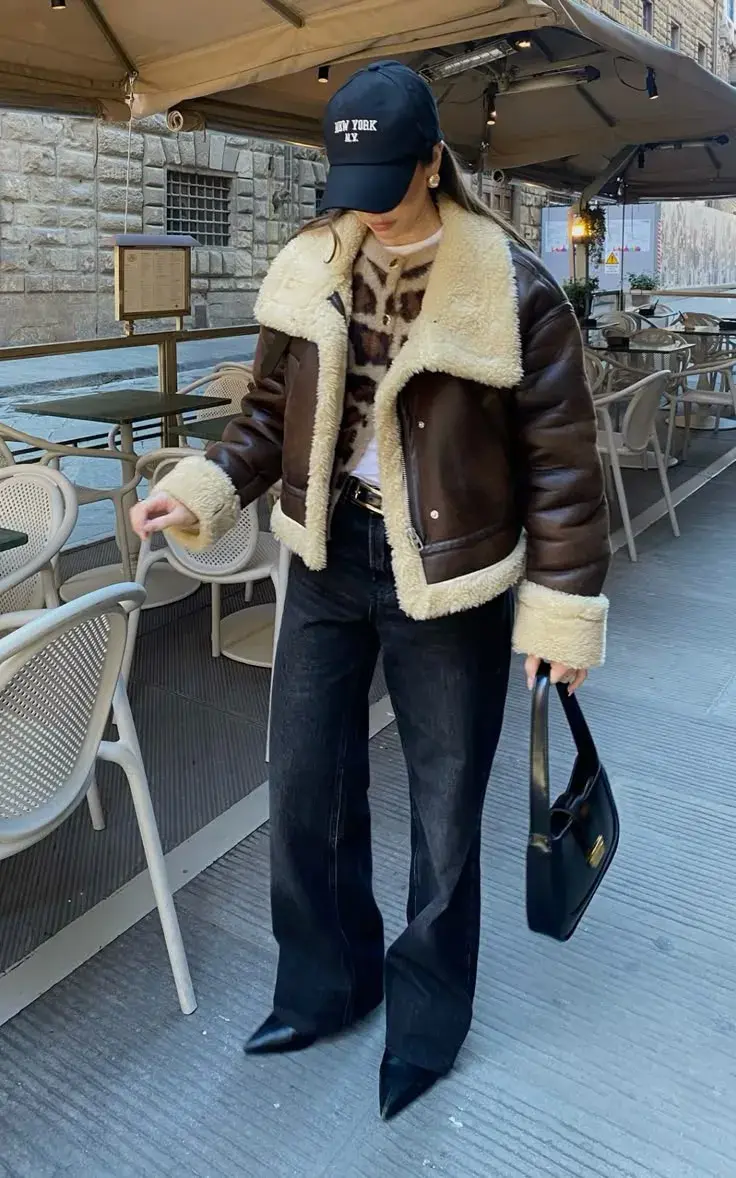 . Va perfecto con jeans, vestidos de punto o cualquier look de inspiración invernal.