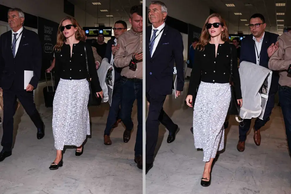 Emma Watson apostó por una chaqueta de punto negra con botones blancos y una falda de encaje