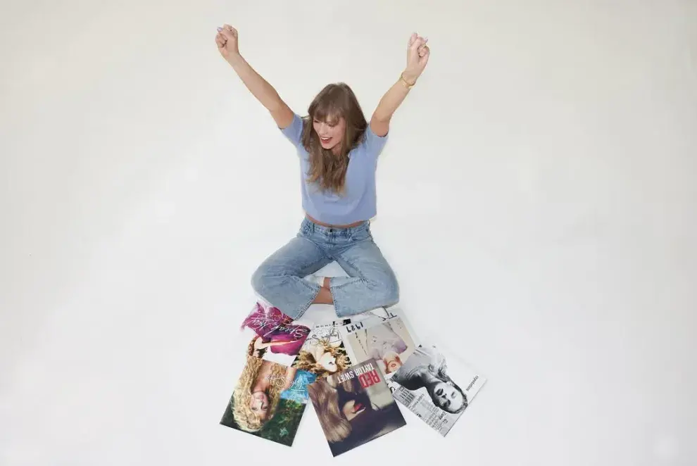Taylor Swift feliz con los discos de los cuales recuperó los derechos.