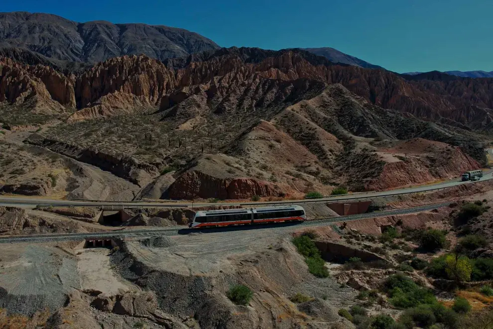 A poco menos de 80 kilómetros de la capital provincial, Maimará se alza como una joya cultural y paisajística dentro de la Quebrada de Humahuaca, declarada Patrimonio Mundial por la UNESCO