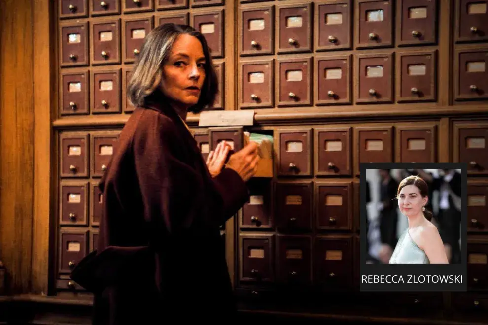 Jodie Foster revisando un cajón de correspondencia