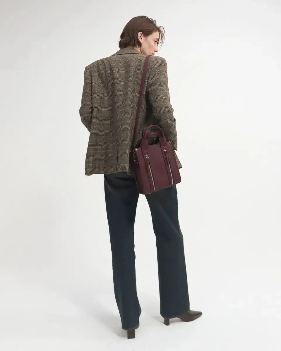 Un bolso en este color, es perfecto para todos los días.