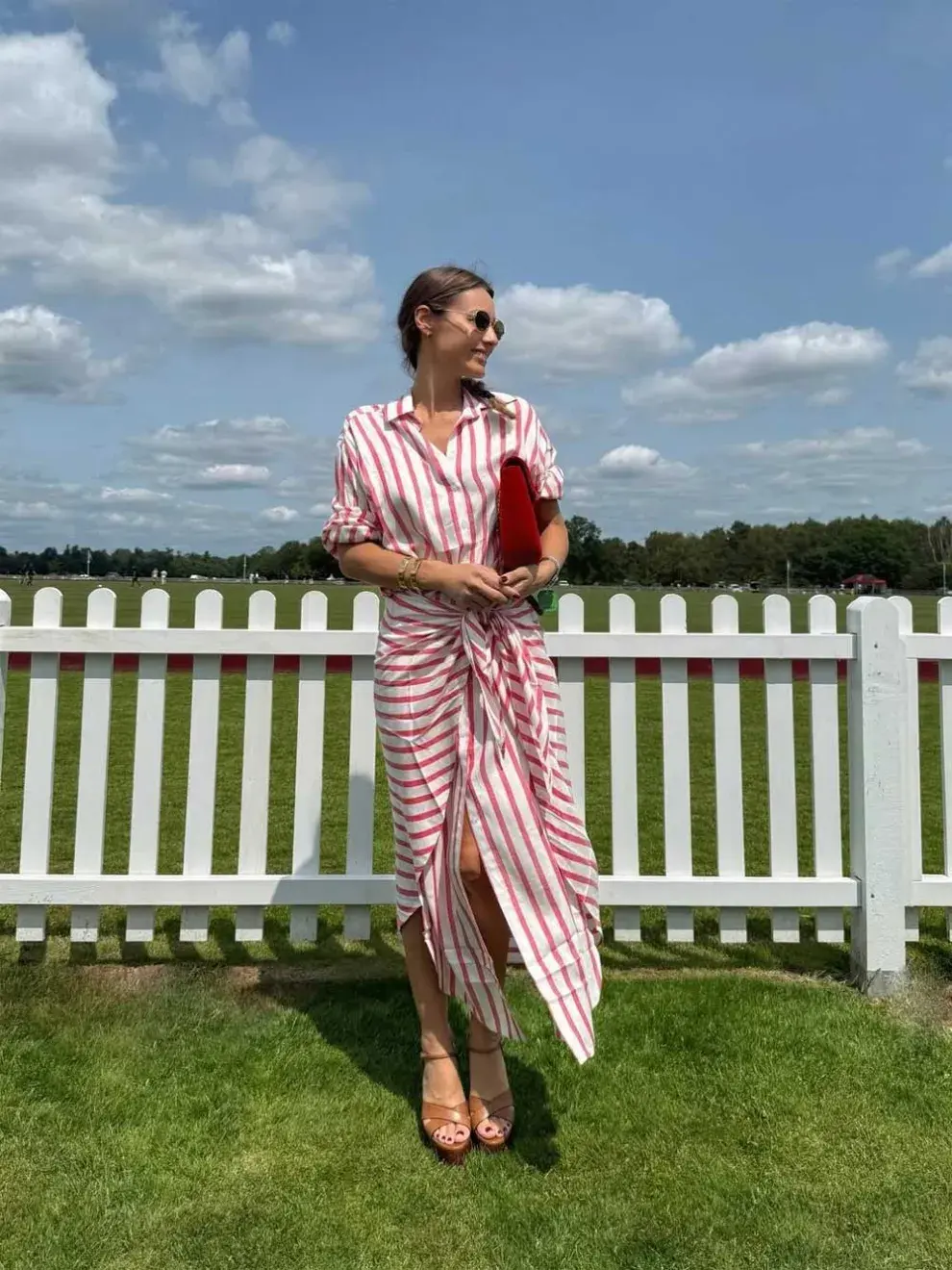 Pampita con una camisa y una falda a rayas roja y blanca