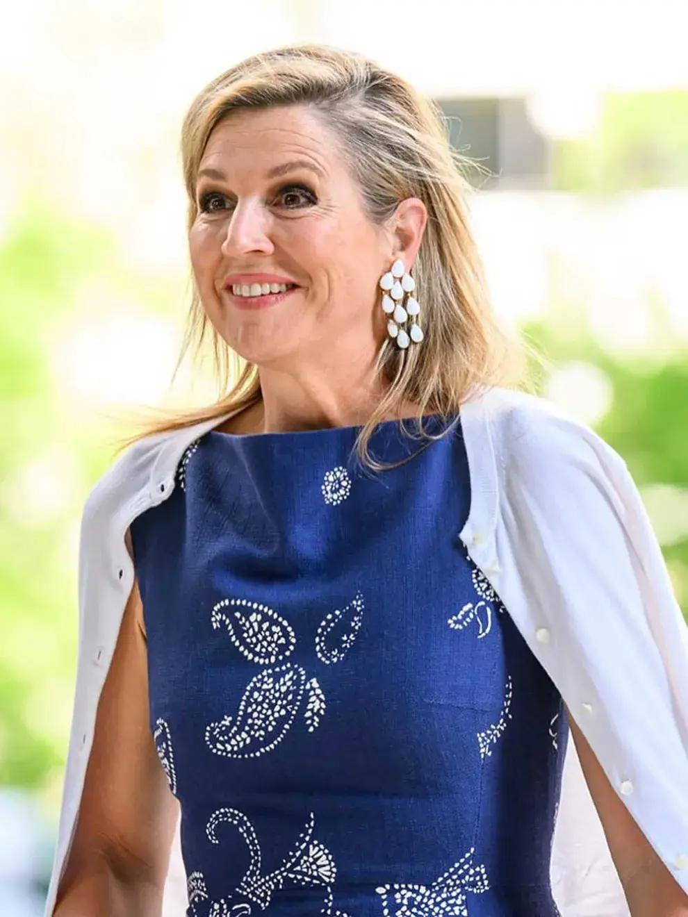 Máxima Zorreguieta apostó popr un vestido azul con arabescos blancos