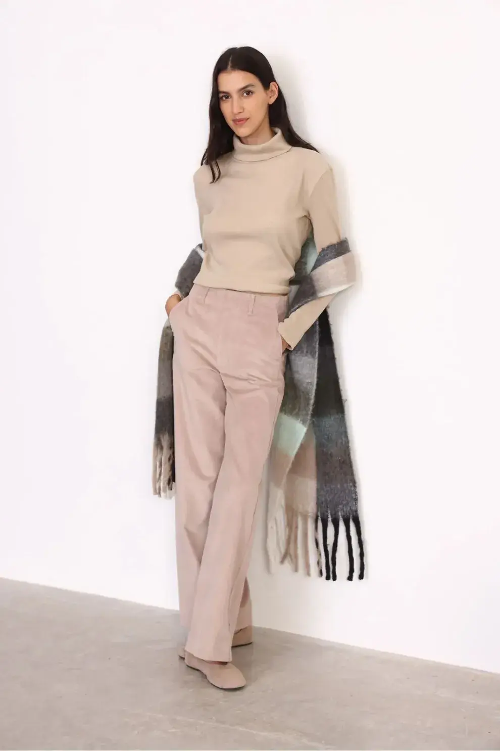 El pantalón de corderoy es perfecto para el invierno (YAGMOUR $129.999)