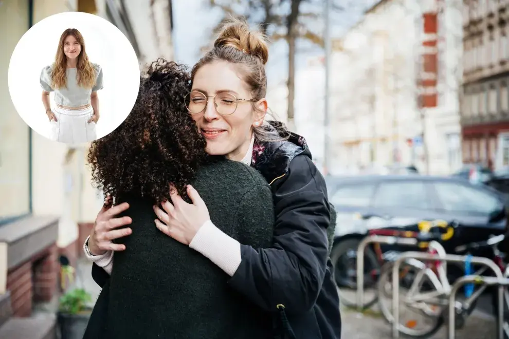 amigas que se abrazan