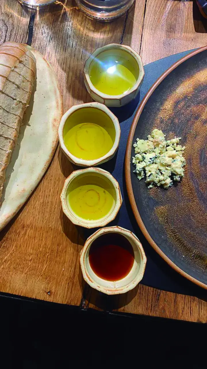 Distintos aceites de oliva en cuencos