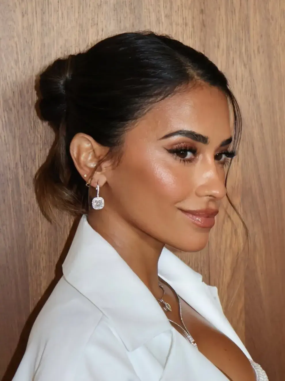 Antonela Roccuzzo deslumbró con el Messy bun: el peinado que es tendencia.