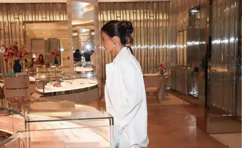 Cómo se hace el Messy bun, el peinado que luce Antonela Roccuzzo.