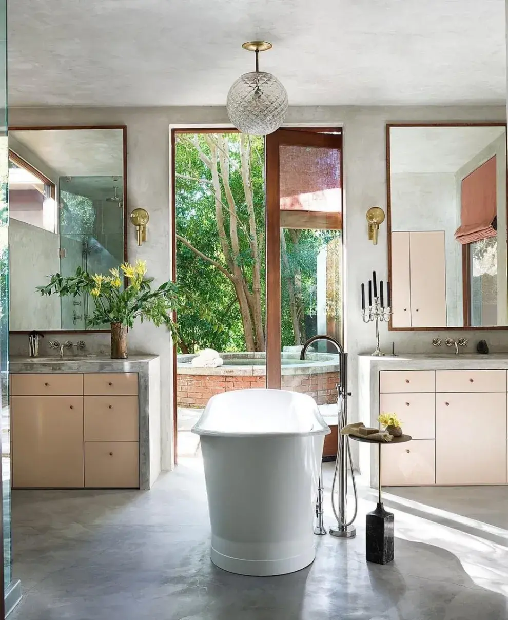 Así es el baño de Dakota Johnson en su casa de Los Ángeles clásico, atemporal y romántico.
