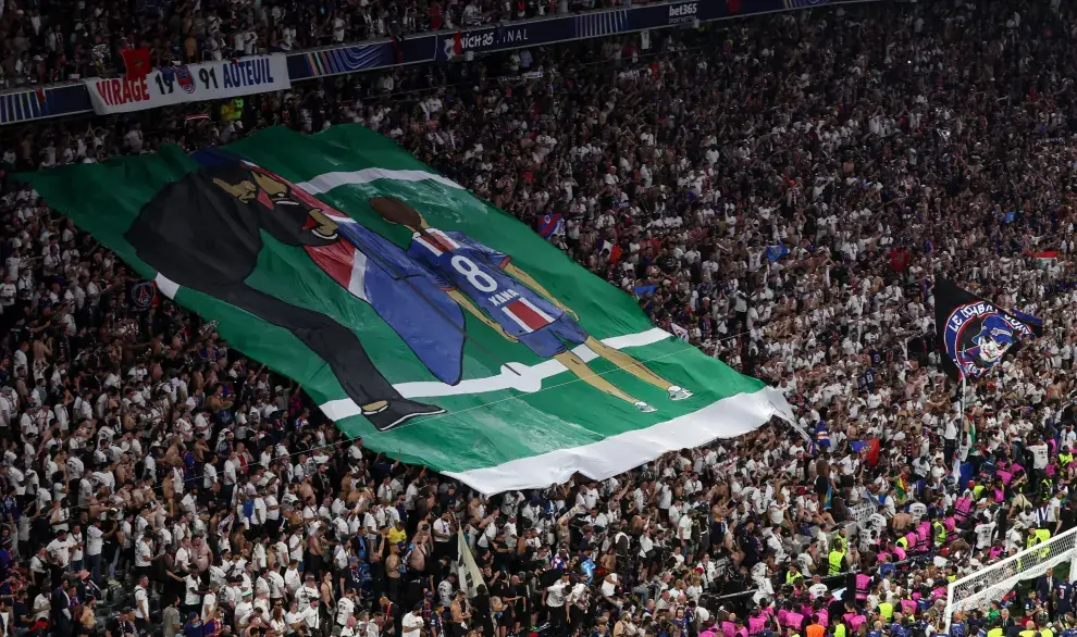 La bandera recordando a Xana, la hija de Luis Enrique, en la final de la Champions 2025.