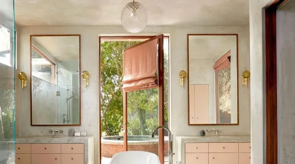 Así es el baño de Dakota Johnson en su casa de Los Ángeles: clásico, atemporal y romántico.