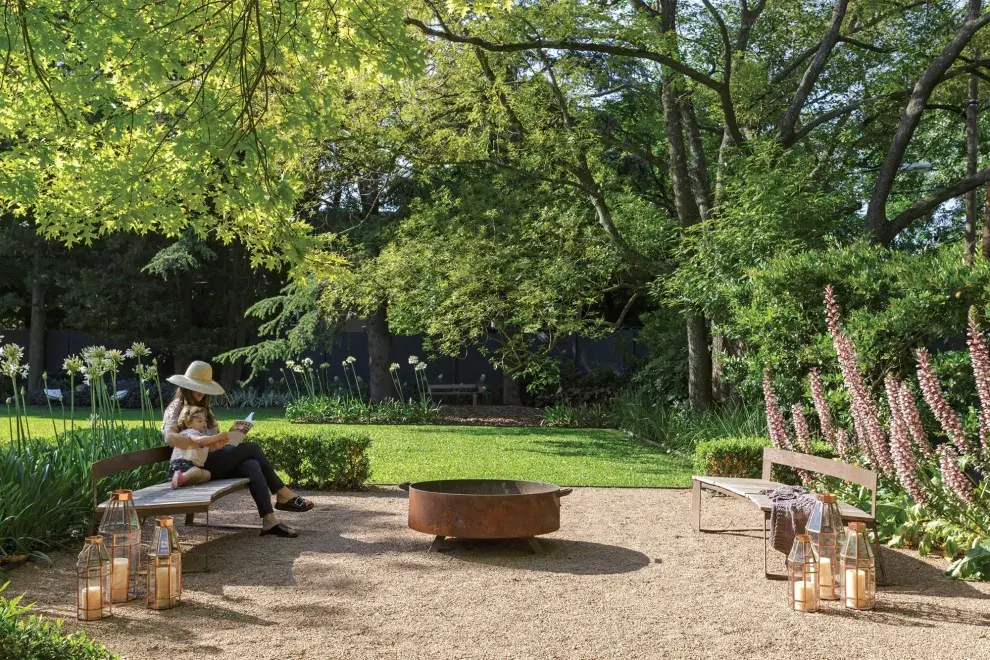 Bancos curvos ‘Trapecio’ en madera de lapacho (Simpla Muebles). En verano, el fogonero (Biofogones Design) también se usa para preparar algo sobre la plancha y comer en el jardín.