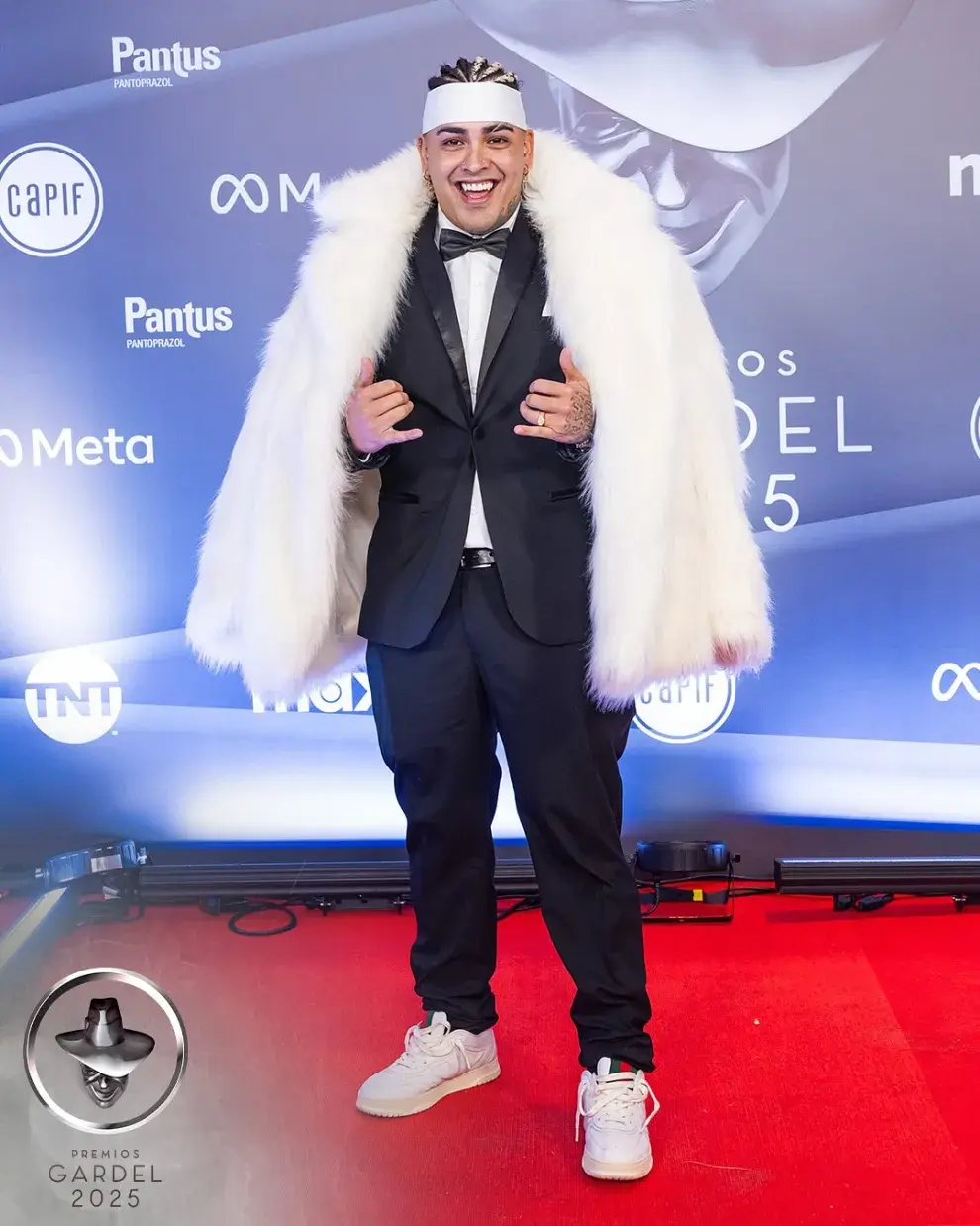 Callejero fino en la alfombra roja de los Premios Gardel 2025.