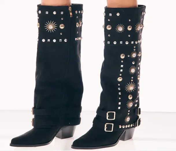 Las botas de Pampita bordadas con tachas doradas