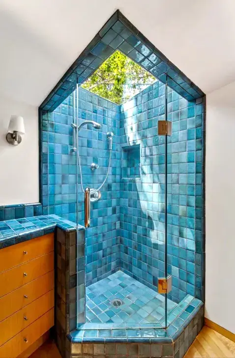 El baño de la casa de Dua Lipa con venecitas en color turquesa