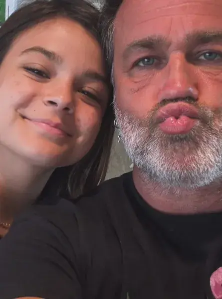 Muna Pauls y Gastón, su padre posando para la cámara