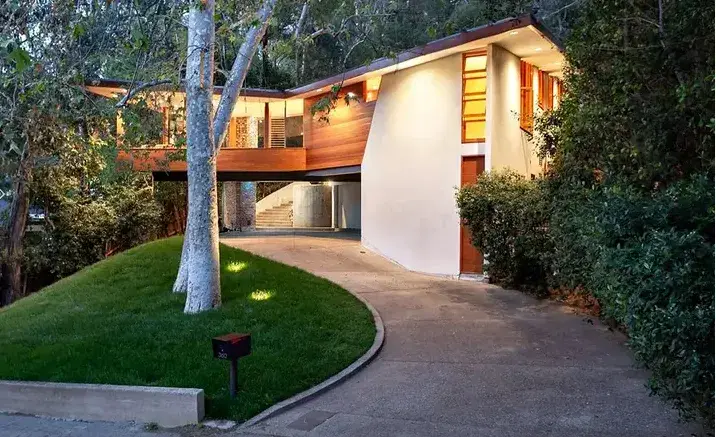 La iluminacíón también es parte de la casa, de noche toma otro color