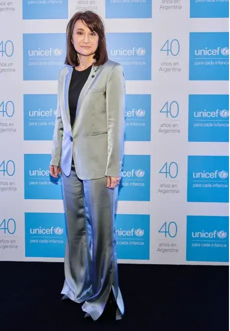 María Laura Santillán con un traje de dos piezas en color plata