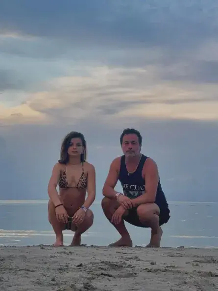 Gastón Pauls y Muna Pauls en la playa