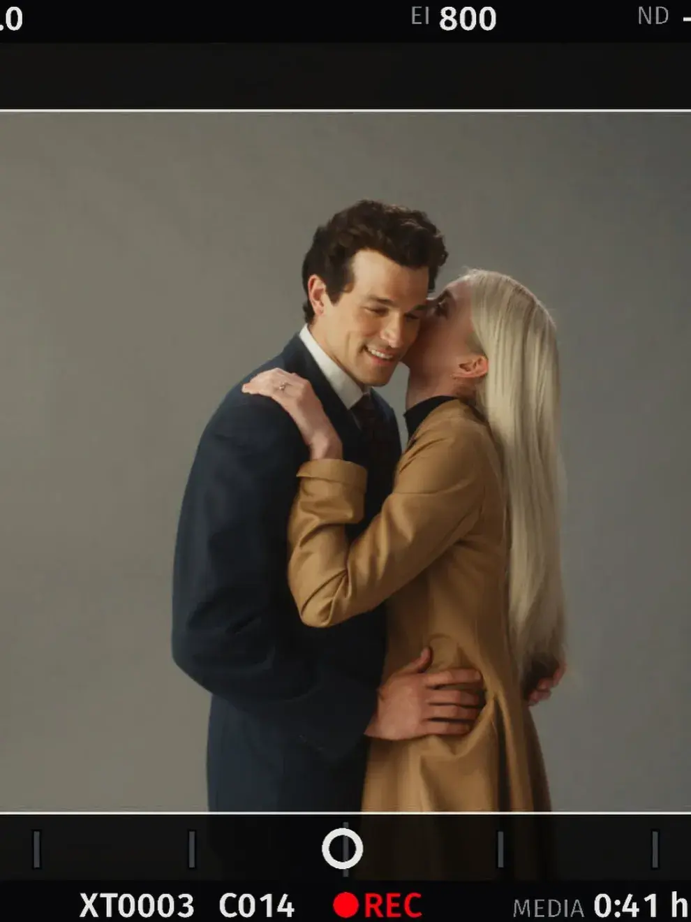 Sarah Pidgeon y Paul Kelly como Carolyn Bessette y John F. Kennedy Jr. en la serie American Love Story.