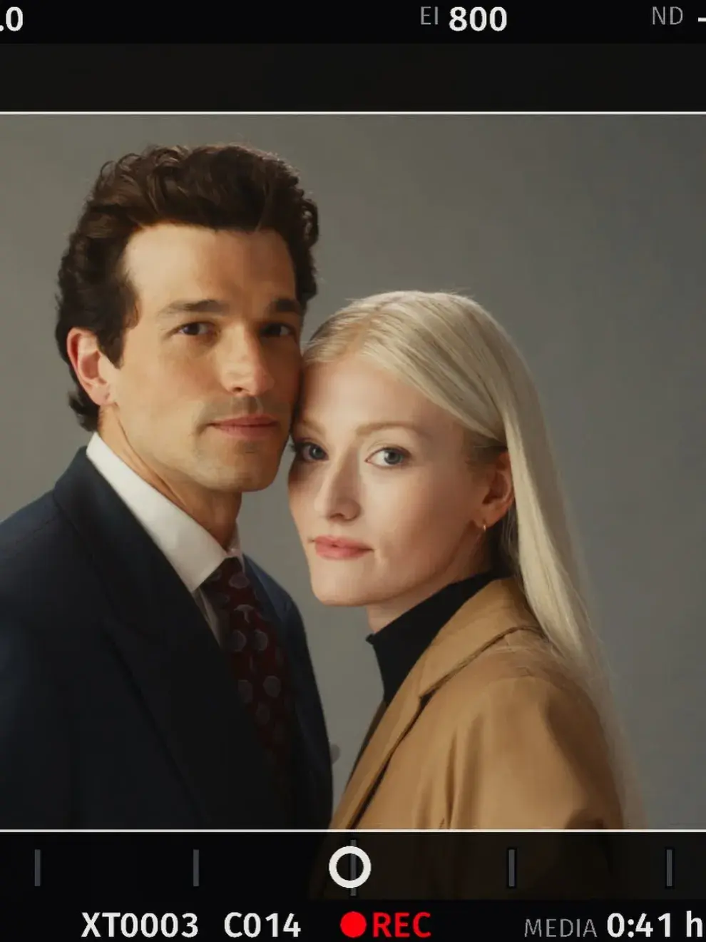 Sarah Pidgeon y Paul Kelly como Carolyn Bessette y John F. Kennedy Jr. en la serie American Love Story.