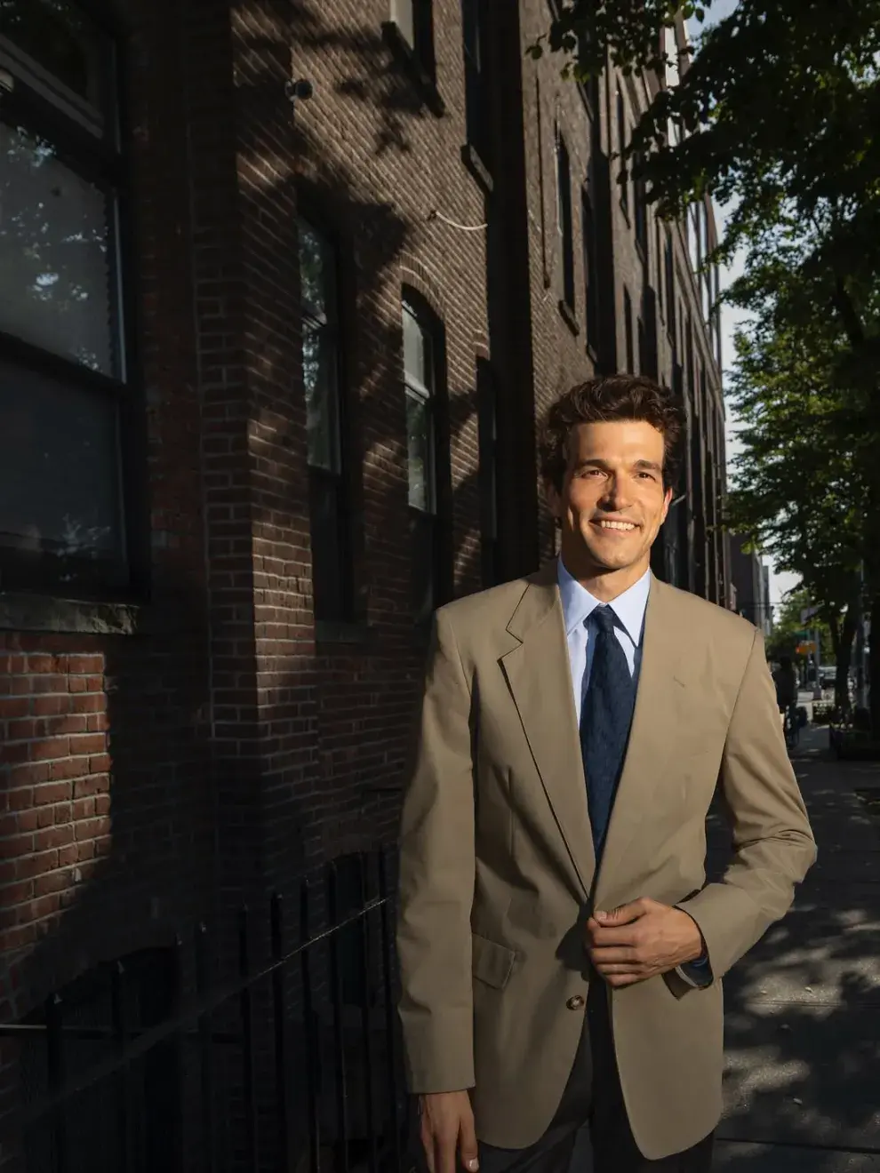 Paul Kelly como John F. Kennedy Jr. en la serie American Love Story.