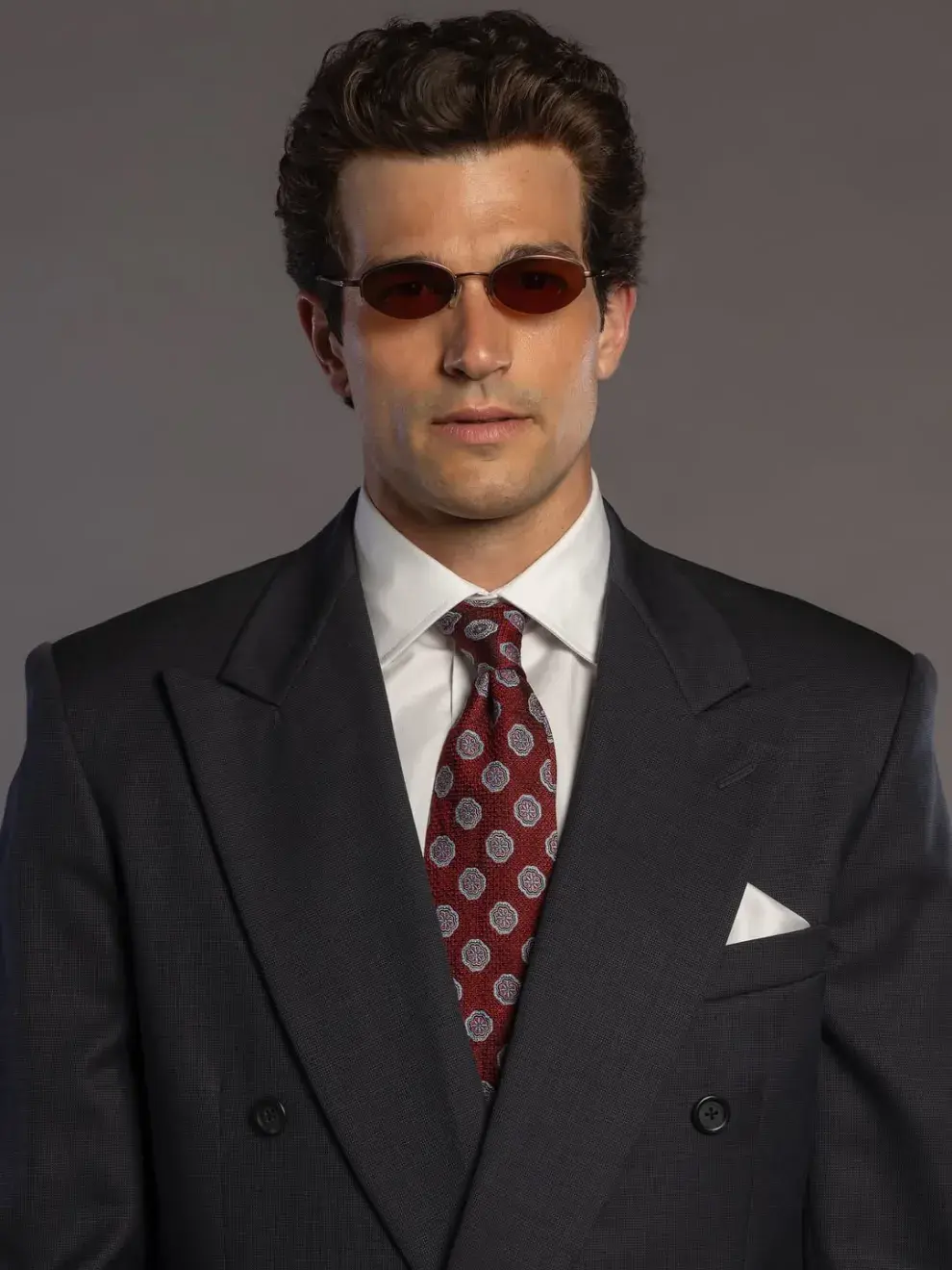 Paul Kelly como John F. Kennedy Jr. en la serie American Love Story.