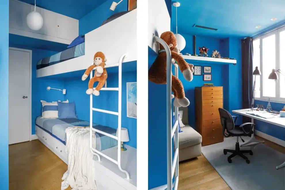 Pintura ‘SW6796’ (Sherwin Williams). Lámparas de techo (Concepto & Luz) y amuradas (Ikea). Almohadones de pana azul (Lote Propio). Vela en envase de cemento (Luces Candles & Home + Mancha Objetos). Manta (Luna Deco).