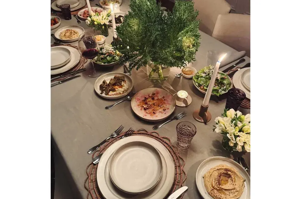 Juliana Awada eligió una decoración en color gris y blanco para su mesa de invitados