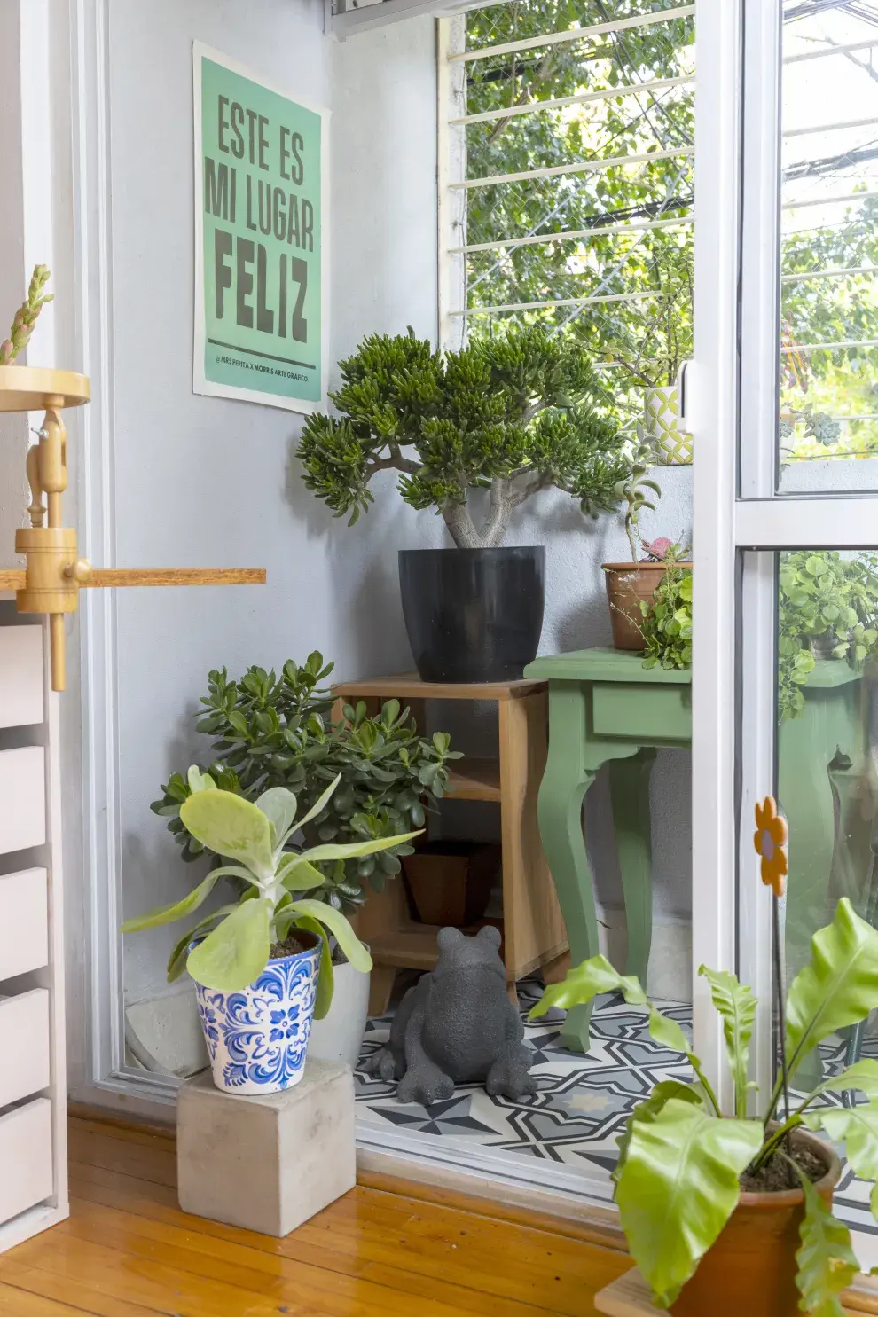 Verde y vintage: un rincón verde con muebles restaurados.