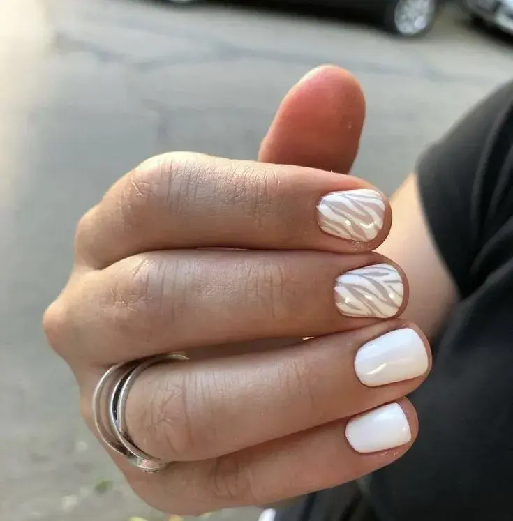 Las uñas de cebra son súper delicadas