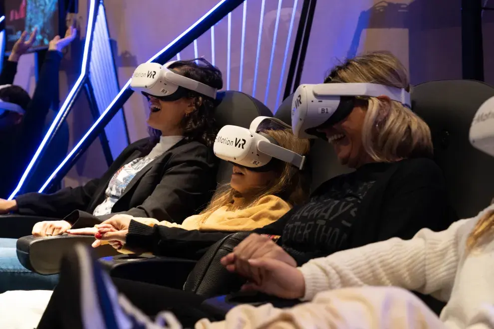 Una familia con lentes de realidad aumentada