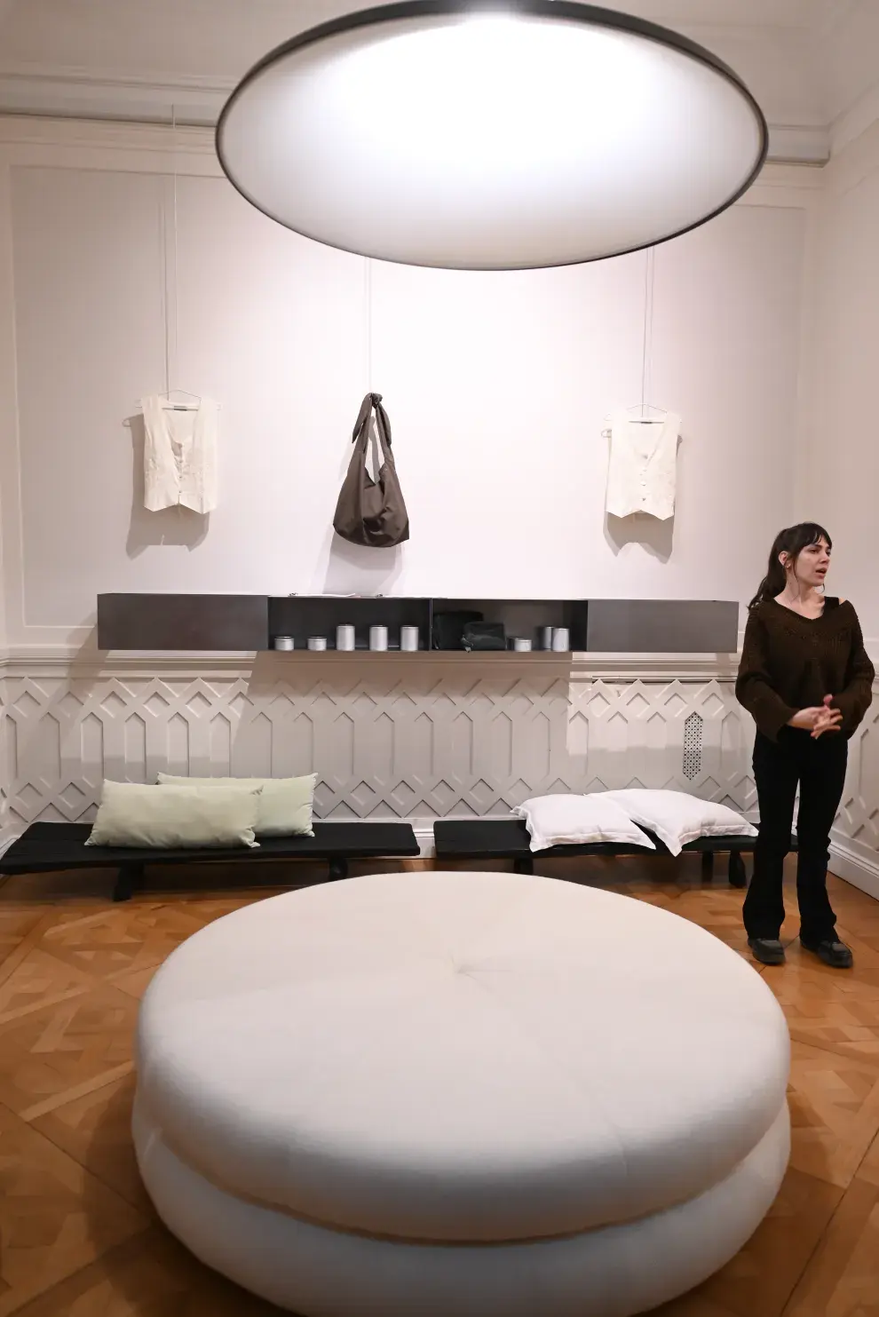 ¿Una lámpara y un sillón en sintonía? sí. Philos en Adelphi da el ejemplo.