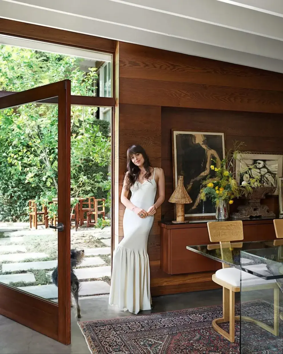 Así es la casa de Dakota Johnson en Los Ángeles: un hogar luminoso de estilo rústico