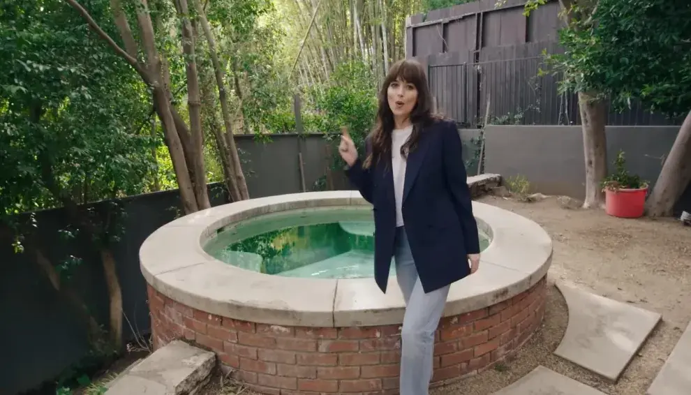 Dakota Johnson muestra el jacuzzi de su casa de Los Ángeles.
